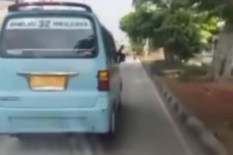 Sebuah video beredar di media sosial, menunjukkan sebuah mobil ambulans dihalang-halangi angkutan kota di kawasan Jatinegara, Jakarta Timur.