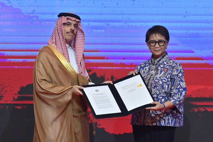Penandatanganan Traktat Persahabatan dan Kerja Sama (Treaty of Amity and Cooperation/TAC) Arab Saudi dalam rangkaian Pertemuan Menteri Luar Negeri (Menlu) ASEAN (AMM) ke-56 di Jakarta (12/7/2023).