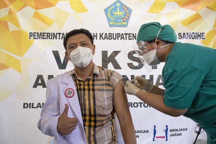 Ketua Ikatan Dokter Indonesia Cabang Sangihe Aprikonus Daud Loris (kiri) menerima suntikan vaksin COVID-19 Sinovac di Rumah Sakit Liun Kendage Tahuna, Sulawesi Utara, Senin (1/2/2021). Vaksinasi untuk mencegah COVID-19 di Kepulauan Sangihe tersebut merupakan tahap pertama. ANTARA FOTO/Stenly Pontolawokang/YU/wsj.
