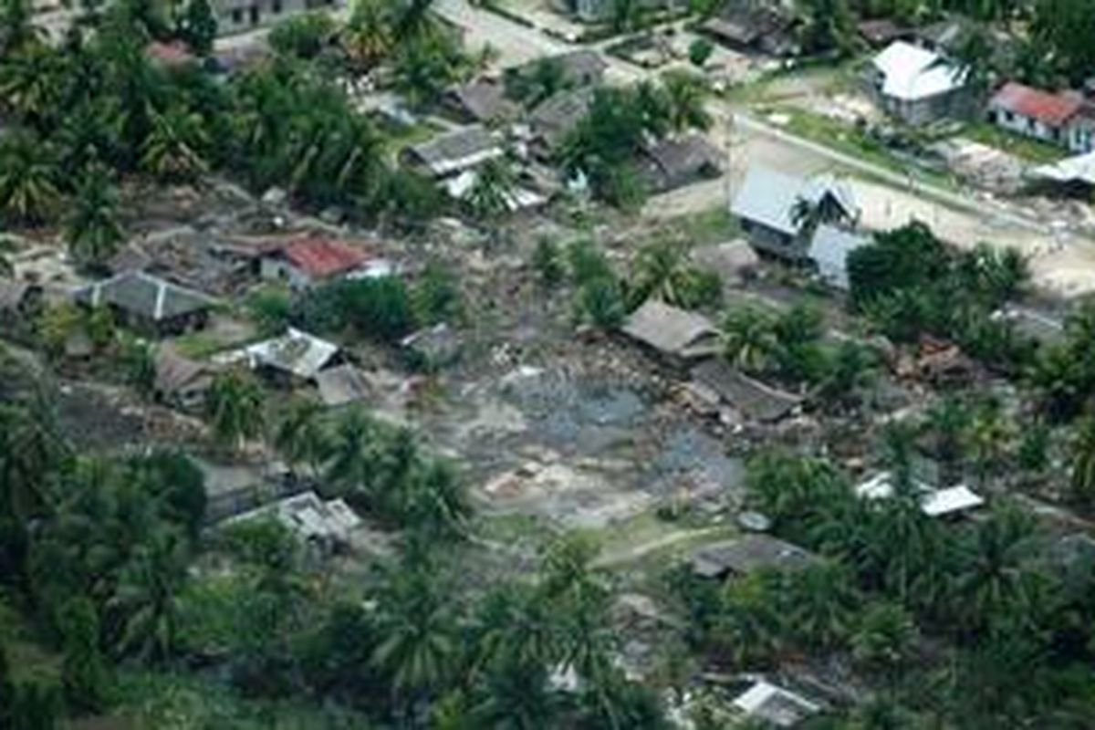 Sejumlah bangunan di Kampung Bosuwa Desa Betumonga Pulau Sipora, Kabupaten Kepulauan Mentawai, hancur akibat gempa dan tsunami, Rabu (27/10/2010).