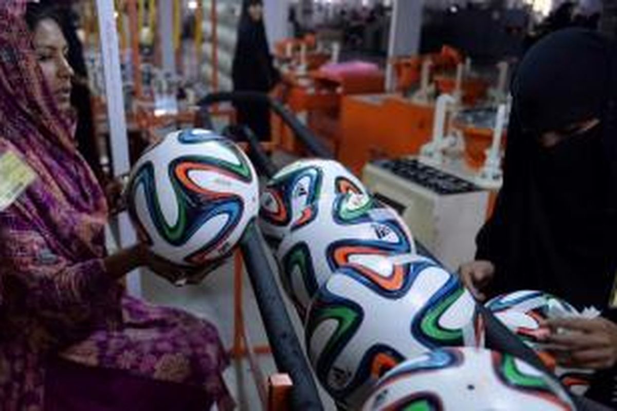 Wanita Pakistan membuat Adidas Brazuca, bola resmi Piala Dunia 2014 Brasil di pabrik Forward Sports di Sialkot, kota sebelah timur Pakistan, 28 Mei 2014.