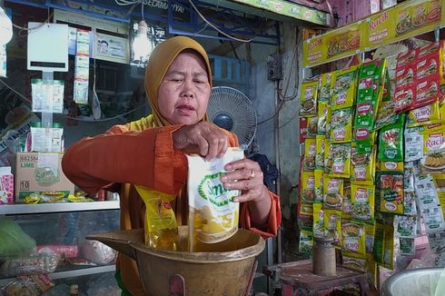 Praktik Ilegal Penjualan Minyak Goreng Satu Paket dengan Sabun dan Air Mineral di Semarang