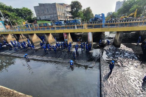 Pemkot Jakpus Kerahkan 500 Personel dan 5 Ekskavator Gerebek Lumpur di Kali Cideng