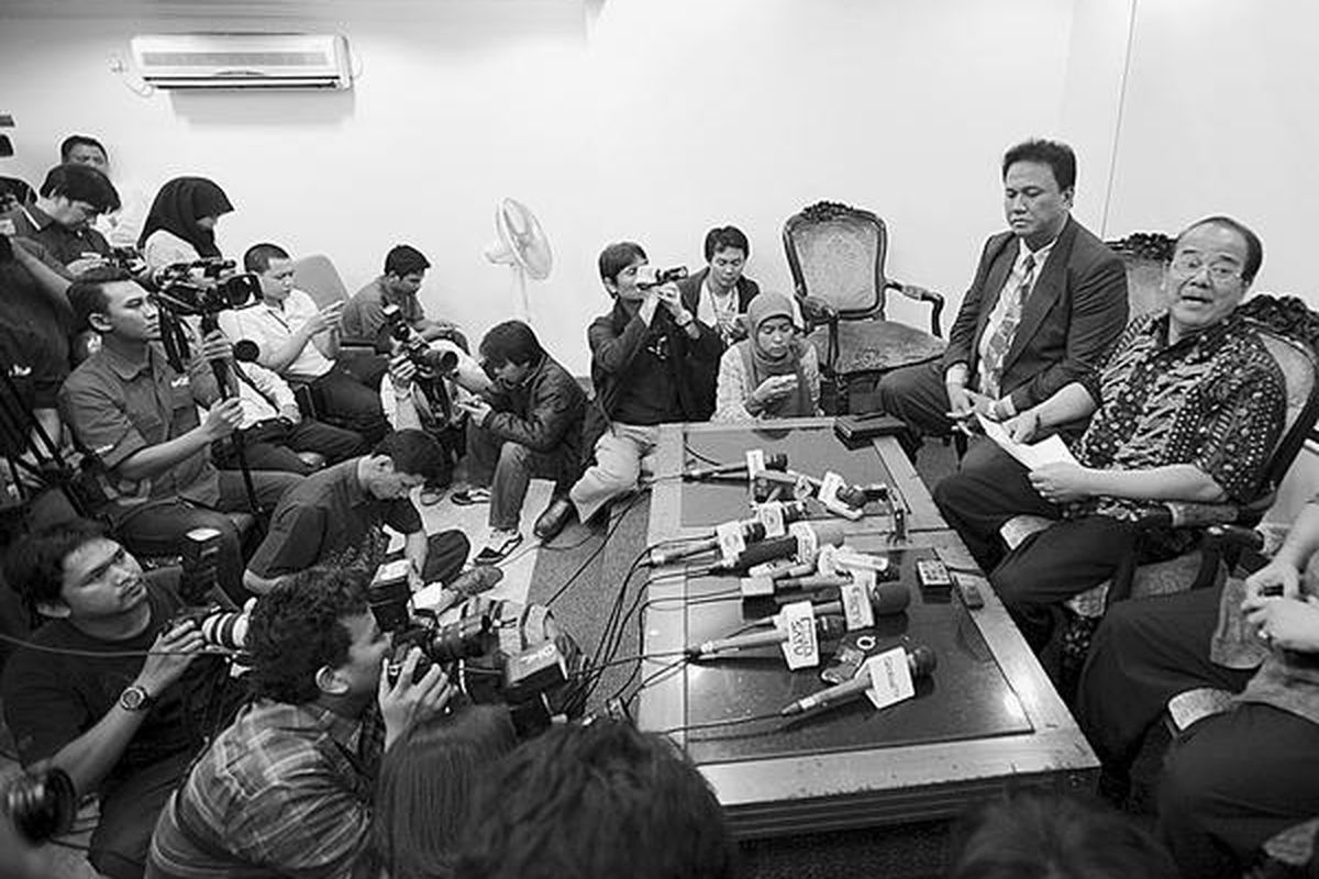 Tersangka dugaan kasus korupsi proyek pengadaan Al Quran di Kementerian Agama senilai Rp 35 miliar, Zulkarnaen Djabar (kanan), memberikan keterangan kepada wartawan terkait kasus yang membelitnya, di kompleks Parlemen, Senayan, Jakarta, Senin (2/7). Anggota Komisi VIII DPR dari Fraksi Partai Golkar tersebut menyatakan siap diperiksa Komisi Pemberantasan Korupsi.