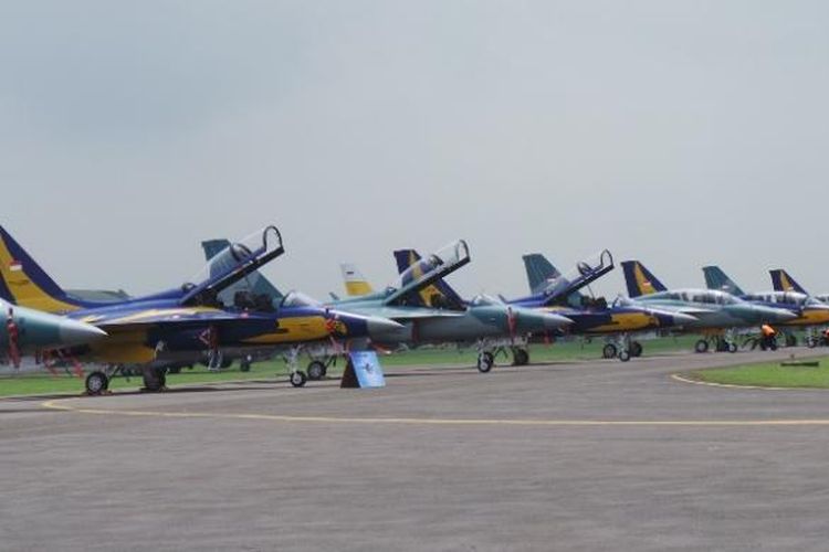 16 unit pesawat tempur ringan bermesin jet T 50i Golden Eagle dari Korea Selatan. Ke-16 pesawat tersebut tiba di Indonesia dan diterima Menteri Pertahanan Purnomo Yusgiantoro dari Korea Aerospace Industry (KAI) di Lanud Halim Perdanakusuma, Jakarta, Kamis (13/2/2014).