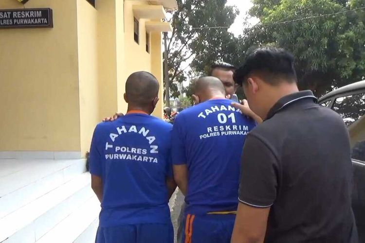 Dua tersangka kasus aborsi saat digelandang di Polres Purwakarta, Kamis (26/10/2023).