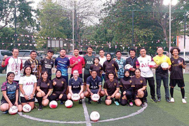 Pelatih futsal dari klub Tottenham Hotspur dan para pemain futsal Kompas Gramedia melakukan sesi foto bersama, Selasa (3/10/2023).