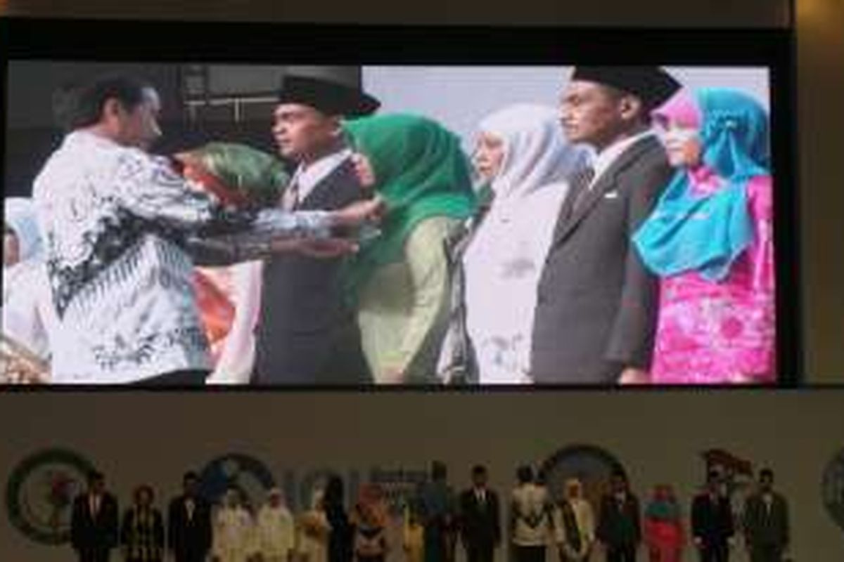 Presiden Jokowi memberi Satya Lencana kepada 15 orang guru dalam peringatan hari guru nasional dan hari ulang tahun ke-71 Persatuan Guru Republik Indonesia tahun 2017, di Sentul International Convention Center, Bogor, Jawa Barat, Minggu (27/11/2016). 