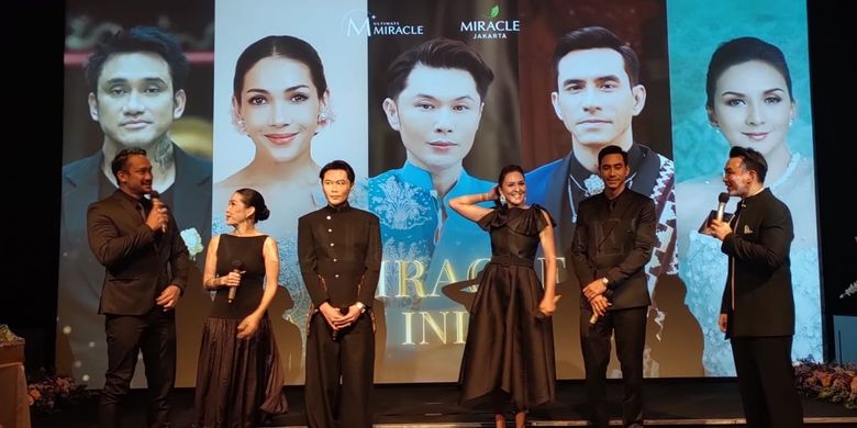 Para artis yang terdiri dari Tora Sudiro, Mieke Amalia, Philips Kwok, Donna Agnesia, dan Darius Sinathrya, menjalani pembentukan wajah dengan teknik AI Face Reshaping di Miracle Aesthetic Clinic.

