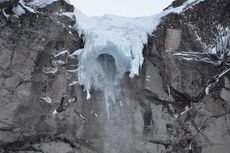 Bongkahan Es Raksasa dari Air Terjun yang Beku Jatuh Menimpa Turis, 1 Orang Tewas 7 Lainnya Terluka