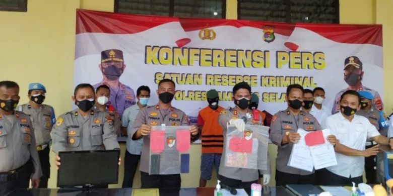 Dua pelaku pemalsu surat rapid test antigen seharga Rp 200.000 yang ditangkap di Pelabuhan Bakauheni, Lampung Selatan, yakni sopir travel ilegal dan pegawai honorer Pelabuhan Bakauheni. 