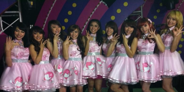 Girlband Cherrybelle usai mengumumkan Novi Herlina sebagai pengganti Anisa Rahma dalam acara Tiga Tahun Senyuman Cherrybelle yang disiarkan langsung dari Studio Penta SCTV, Jakarta Barat, Minggu (16/3/2014).