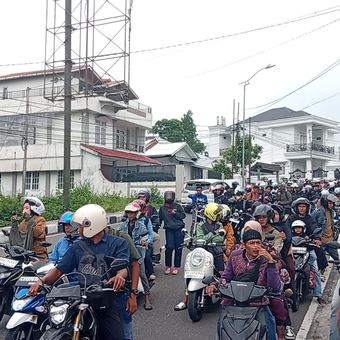 Pengendara mengantre saat penerapan sistem satu arah (one way) dari arah Bukittinggi menuju Padang di jalur Lembah Anai, Minggu (22/3/2026). Arus lalu lintas terpantau padat merayap akibat tingginya volume kendaraan pada momen arus mudik Lebaran.