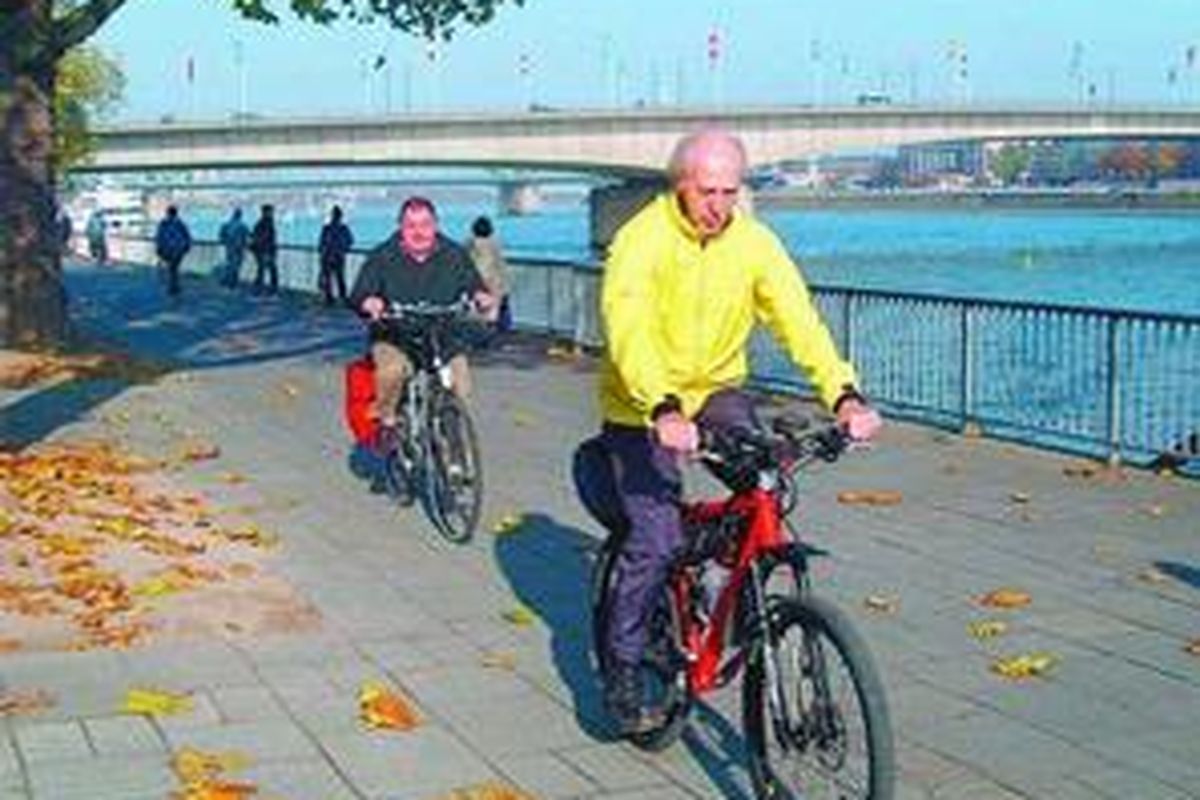 Bantaran Sungai Rhine di Koln, Jerman, ditata menjadi jalan kecil khusus untuk pesepeda kayuh dan pejalan kaki. Di tepi sungai ini pula, warga dan para turis yang datang ke kota itu bisa berolahraga atau sekadar berjalan-jalan. 