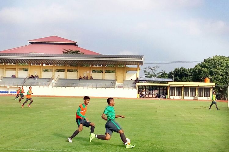 Dua pemain timnas U-19 Indonesia berebut bola saat internal game di Stadion UNY.