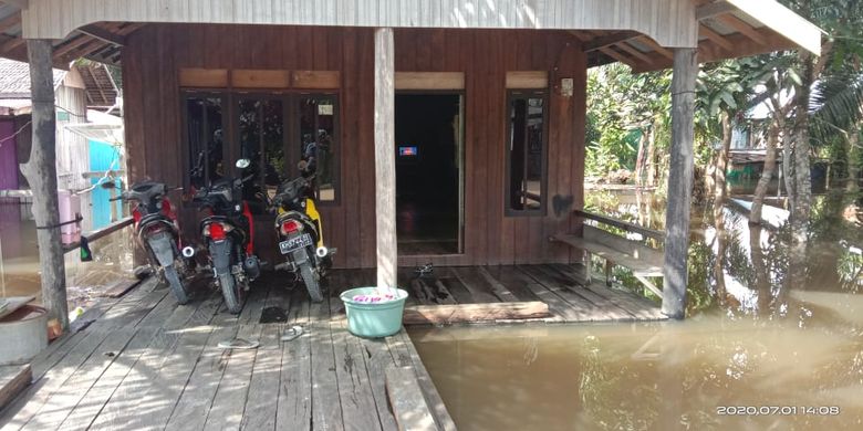 Meski sudah memiliki tiang setinggi 120 cm, salah satu rumah warga di Desa Rungun, Kecamatan Kotawaringin Lama, Kabupaten Kotawaringin Barat, masih terendam banjir, Minggu (5/7/2020). 