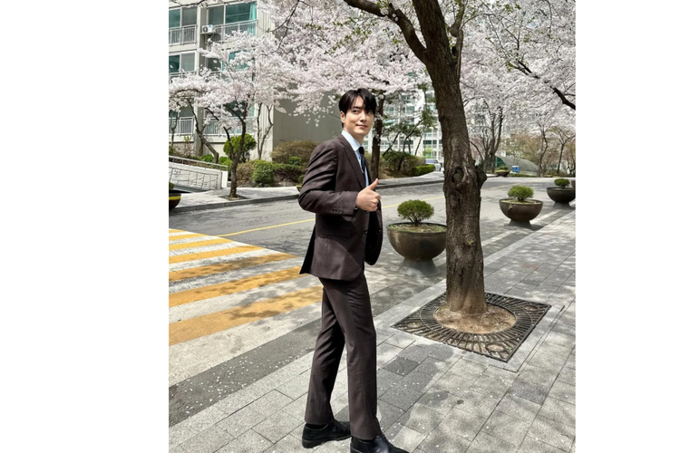 Lee Joon-hyuk, aktor Korea Selatan yang berperan di drakor Mercy for None, punya beberapa gaya berpakaian yang bisa jadi inspirasi. Seperti apa?