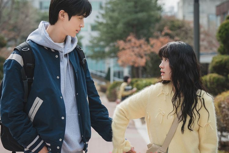 Drama Lovely Runner dari tvN merilis cuplikan adegan saat Byeon Woo Seok dan Kim Hye Yoon memulai jalinan asmara mereka menjelang episode 11 tayang.