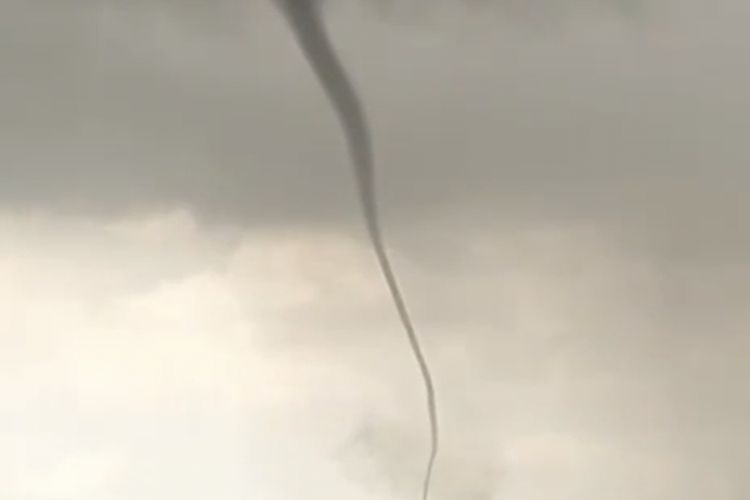 Puting Beliung Kembali Muncul di Bangkalan, Putari Sawah Warga hingga Dekati Kampus UTM