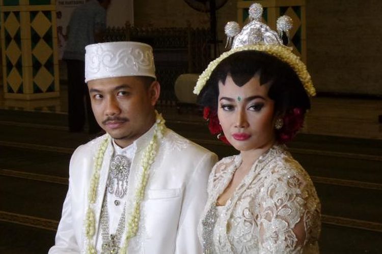 Artis peran Ratu Felisha dan pengacara Ari Pujianto telah menjalani akad nikah di Masjid Raya Pondok Indah, Jakarta Selatan, Sabtu (30/4/2016).