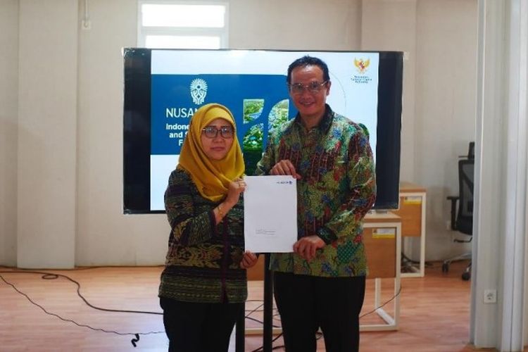 Direktur Pendanaan, Kedeputian Bidang Pendanaan dan Investasi OIKN Insyafiah menerima letter of intent (LOI) dari Director of Development Masdar Dony Suryaman di Hunian Pekerja Konstruksi, pada Rabu (14/06/2023).