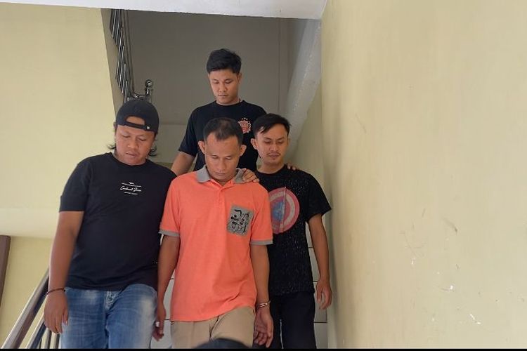 Dari kanan ke kiri, tersangka Icang (baju hitam) bersama pamannya Beli (baju orange) pelaku pembunuhan terhadap Aan Saputra (24) ketika berada di Polres Lubuklinggau, Sumatera Selatan.
