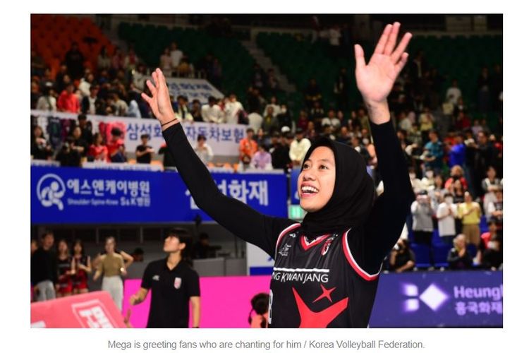 Pevoli putri asal Indonesia, Megawati Hangestri Pertiwi, menyapa para penggemar usai laga Daejeon JungKwanJang Red Sparks vs Suwon Hyundai Hillstate yang digelar di Chungmu Gymnasium, Daejeon, pada Minggu (29/10/2023). (Sumber foto: Tangkapan layar Sports.naver.com)