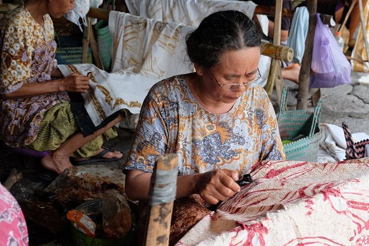 Ilustrasi batik - Para pembuat batik di Lasem, Kabupaten Rembang, Jawa Tengah.