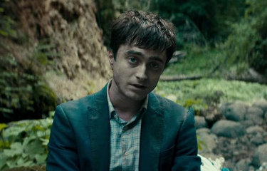 Daniel Radcliffe terdampar di pulau terpencil dalam film Swiss Army Man (2016).