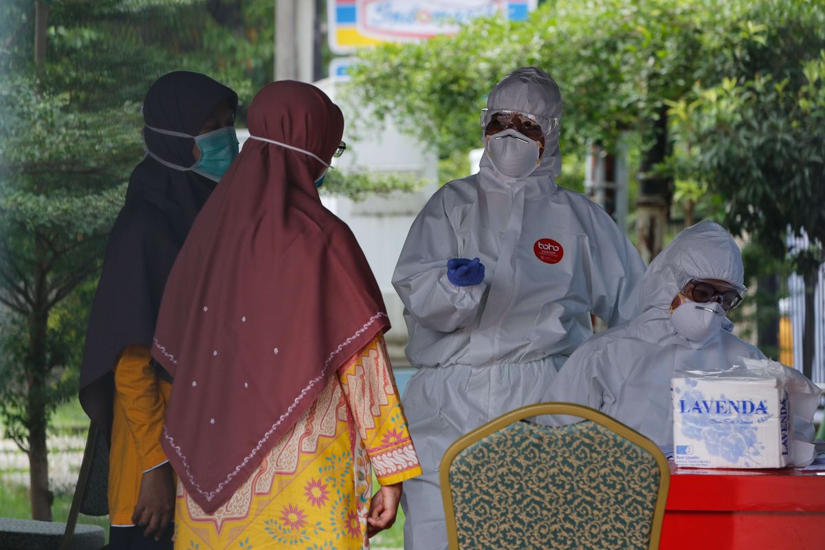 Rapid Test massal Covid -19 di Puskesmas Cilodong Depok, Jumat (27/3/2020). Hari ini 11 puskesmas di Depok, meliputi Puskesmas Depok Jaya, Beji, Abadi Jaya, Cilodong, Sukatani, Cinere, Pengasinan, Cipayung, Duren Seribu, Tugu, dan Limo menggelar rapid test massal.