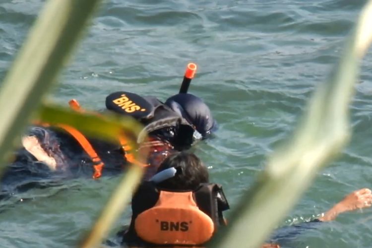 Wisatawan melakukan Snorkeling di Pantai Nglambor