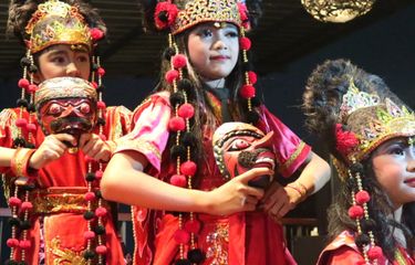 Tari Topeng Kelana, asal Cirebon yang diperankan oleh Wisnu Lanjaya (9), dan kawan-kawannya dari Sanggar Langen Sejati di Kelapa Manis, Jumat (22/12/2017).