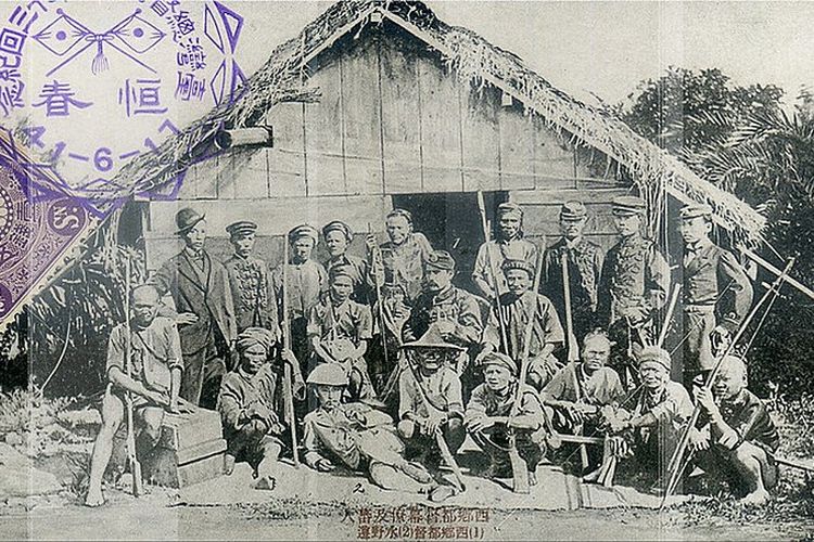 Panglima (Marquis) Saigo Tsugumichi  (duduk di tengah) berfoto dengan para pemimpin Seqalu (suku asli) di Taiwan.
