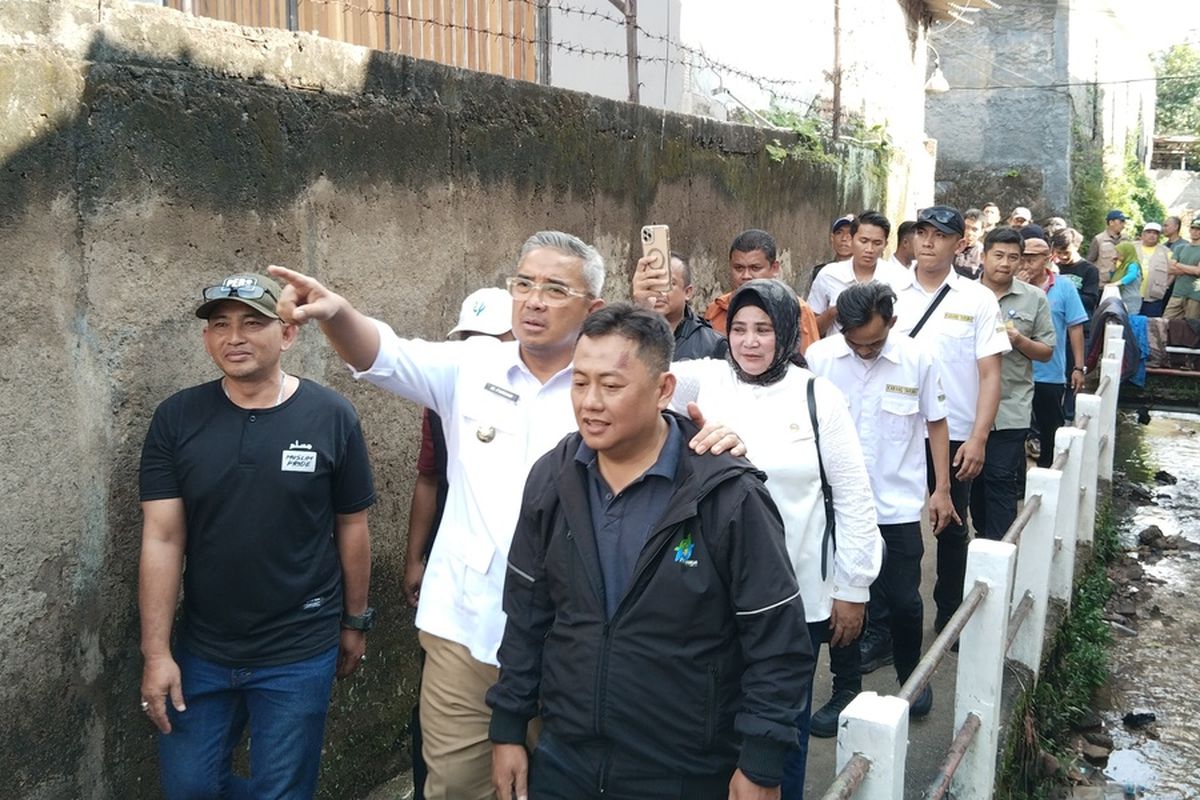 Wali Kota Bandung, Muhammad Farhan, meninjau daerah Sukagalih, Ujungberung, Kota Bandung, Senin (7/4/2025). Sehari sebelumnya, daerah ini sempat mengalami banjir.