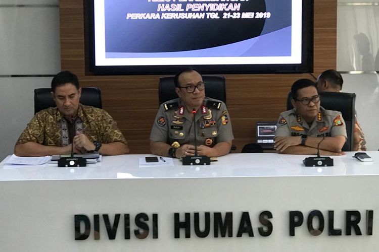 Direktur Kriminal Umum Polda Metro Jaya Kombes Suyudi Ario Seto (kanan) saat konferensi pers di Gedung Humas Mabes Polri, Jakarta Selatan, Jumat (5/7/2019). 