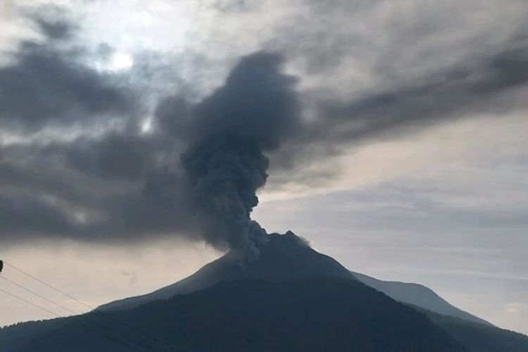 Gunung Lewotobi laki-laki di Kabupaten Flores, Nusa Tenggara Timur (NTT) erupsi, Rabu (27/12/2023) pagi.