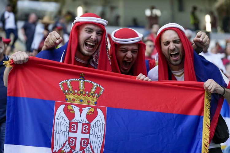 Suporter Serbia jelang pertandingan melawan Kamerun di Stadion Al Janoub, Kota Al Wakrah, Qatar, Senin (28/11/2022).