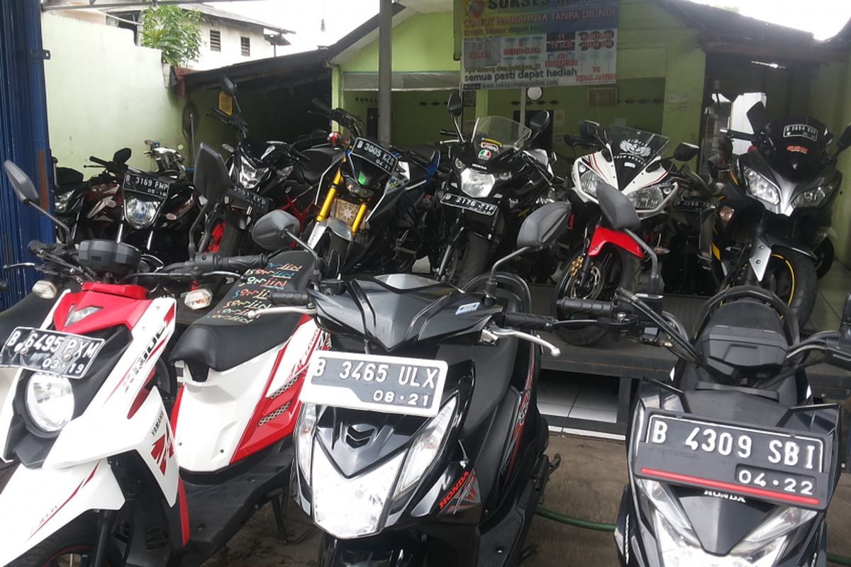 Deretan motor bekas yang dijual di diler mokas Sukses Motor, Pasar Rebo, Jakarta Timur, Rabu (31/1/2018).