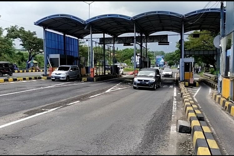 Lalulalang Kendaraan Roda Empat Di Pintu masuk Jembatan Suramadu sisi Bangkalan,