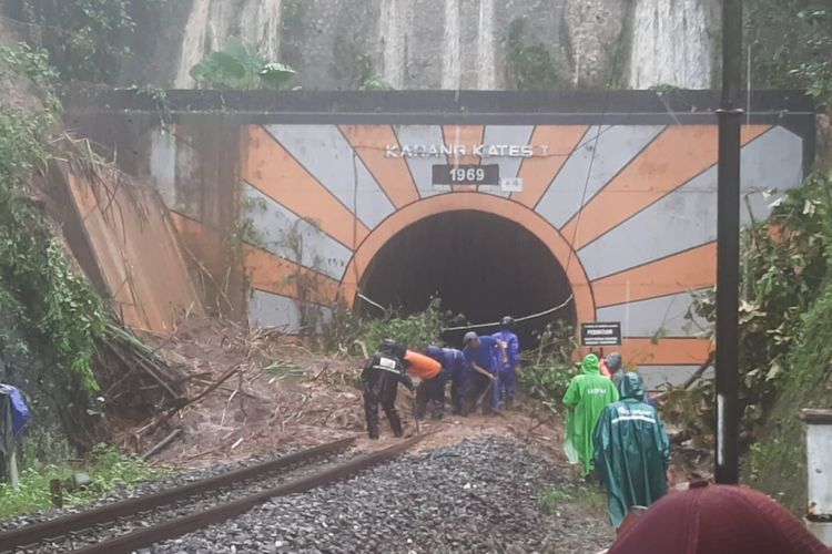 Jalur kereta api di Kabupaten Malang, Jawa Timur, tertimbun longsor, Selasa (18/10/2022)