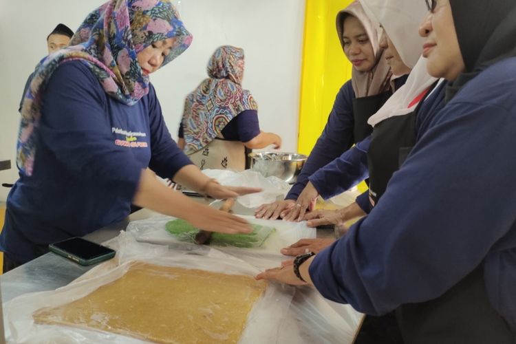 Pelatihan kewirausahaan pembuatan suwar-suwir yang diadakan Dinas Koperasi dan Usaha Mikro Kabupaten Jember bekerjasama dengan Politeknik Negeri Jember pada tanggal 7-10 November 2022.