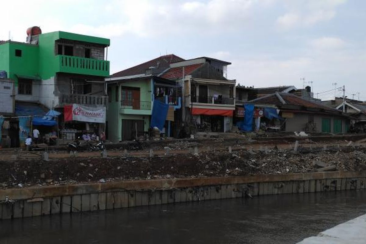 Suasana lokasi penggusuran permukiman di Bukit Duri, Tebet, Jakarta Selatan yang masih dikerjakan oleh kontraktor pada Jumat (6/1/2017) sore. Gugatan warga Bukit Duri terhadap Pemprov DKI atas penertiban tersebut dikabulkan oleh PTUN.