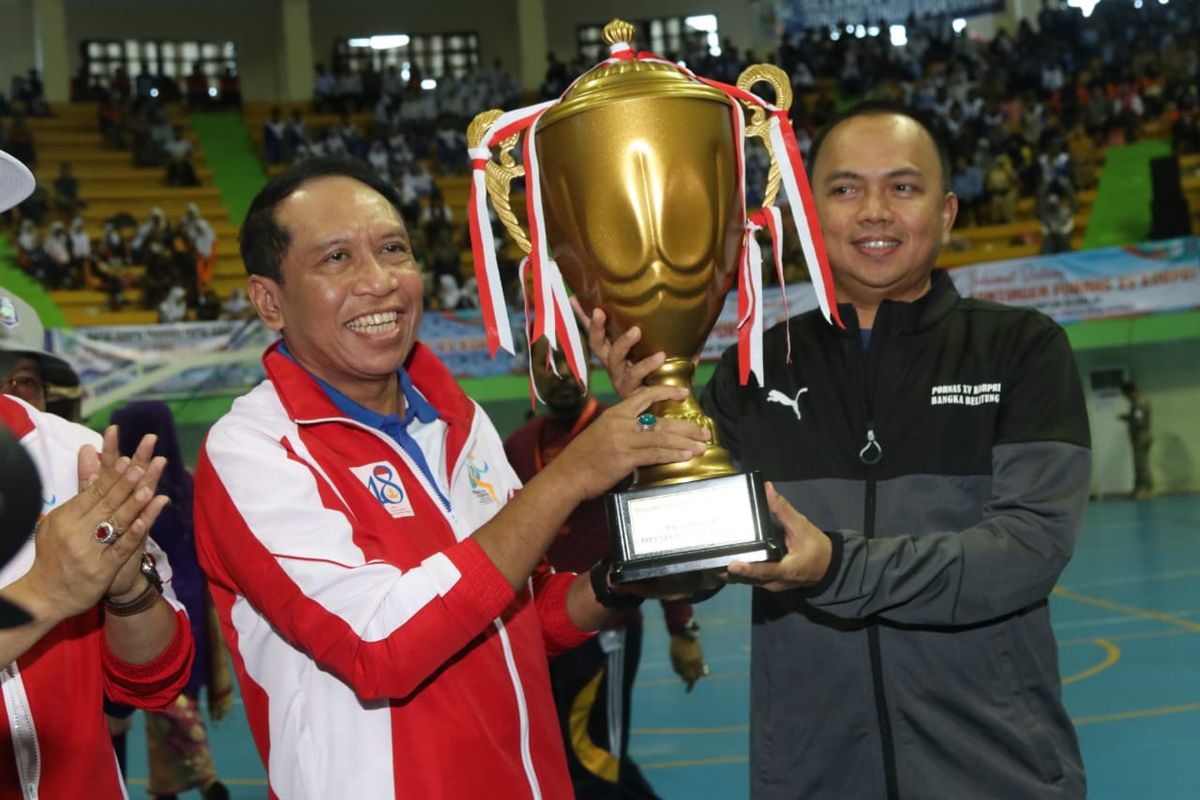 Penyerahan piala tetap presiden Pornas Korpri 2019  pada kontingen Jawa Barat di Pangkal Pinang. 