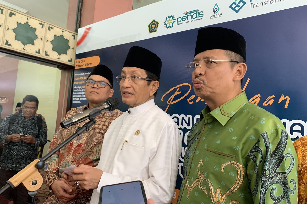 Menteri Agama (Menag) RI, Nasaruddin Umar (tengah) saat ditemui usai Pembukaan Pembelajaran Pendidikan Profesi Guru (PPG) Batch 3, di UIN Jakarta, Tangerang Selatan, Rabu (3/9/2025).
