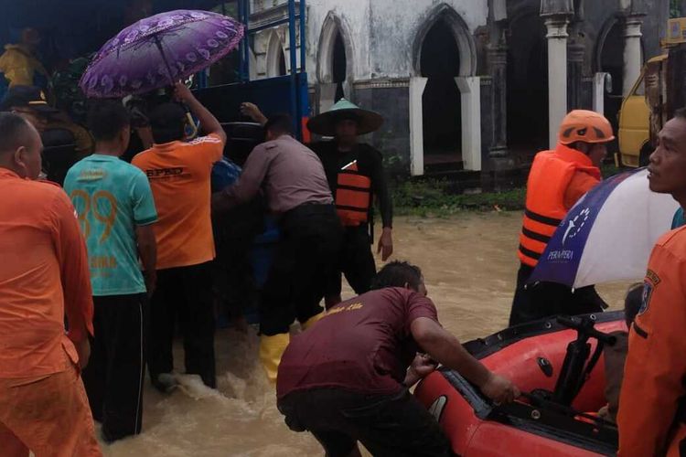 Petugas BPBD mengevakuasi warga yang rumahnya terdampak banjir luapan sungai Kalikening di Jatirogo, Tuban.