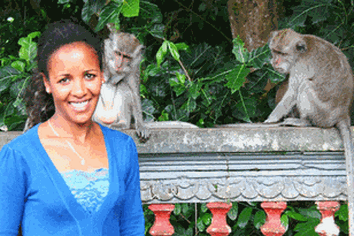 Firehiwot Dado Tufa, pemenang New York Marathon untuk kategori wanita tahun 2011 mengunjungi Monkey Forest di Alas Kedaton, Bali, Selasa (29/1/2013). Selain Bali, mereka juga mengunjungi Yogyakarta. 