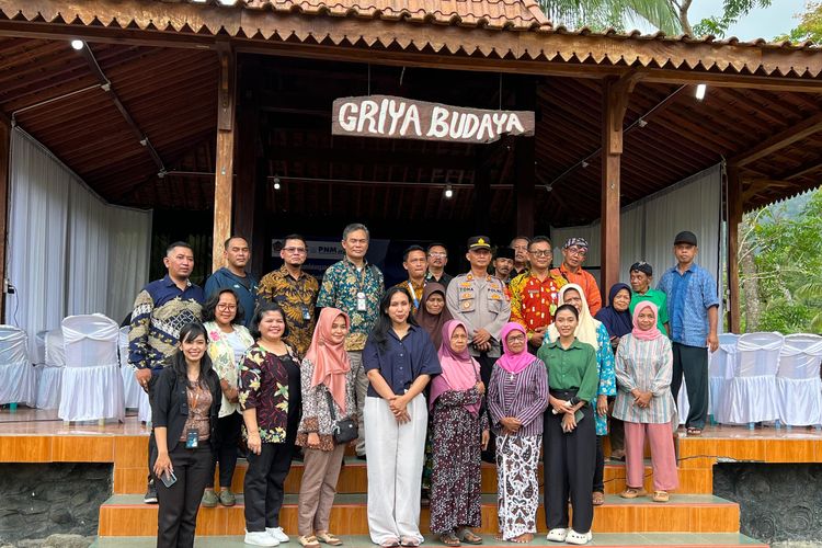 Desa Hargotirto, Kokap, Kabupaten Kulon Progo, Yogyakarta mendapat dukungan pembiayaan homestay senile Rp 295 juta dari PT Sarana Multigriya Finansial (Persero) atau SMF.