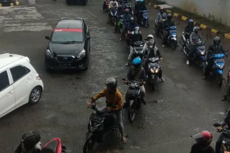 Sejumlah kendaraan terlihat mengantre di lajur pengisian Pertalite di SPBU Rancaekek Kabupaten Bandung, Jumat (1/4/2022)