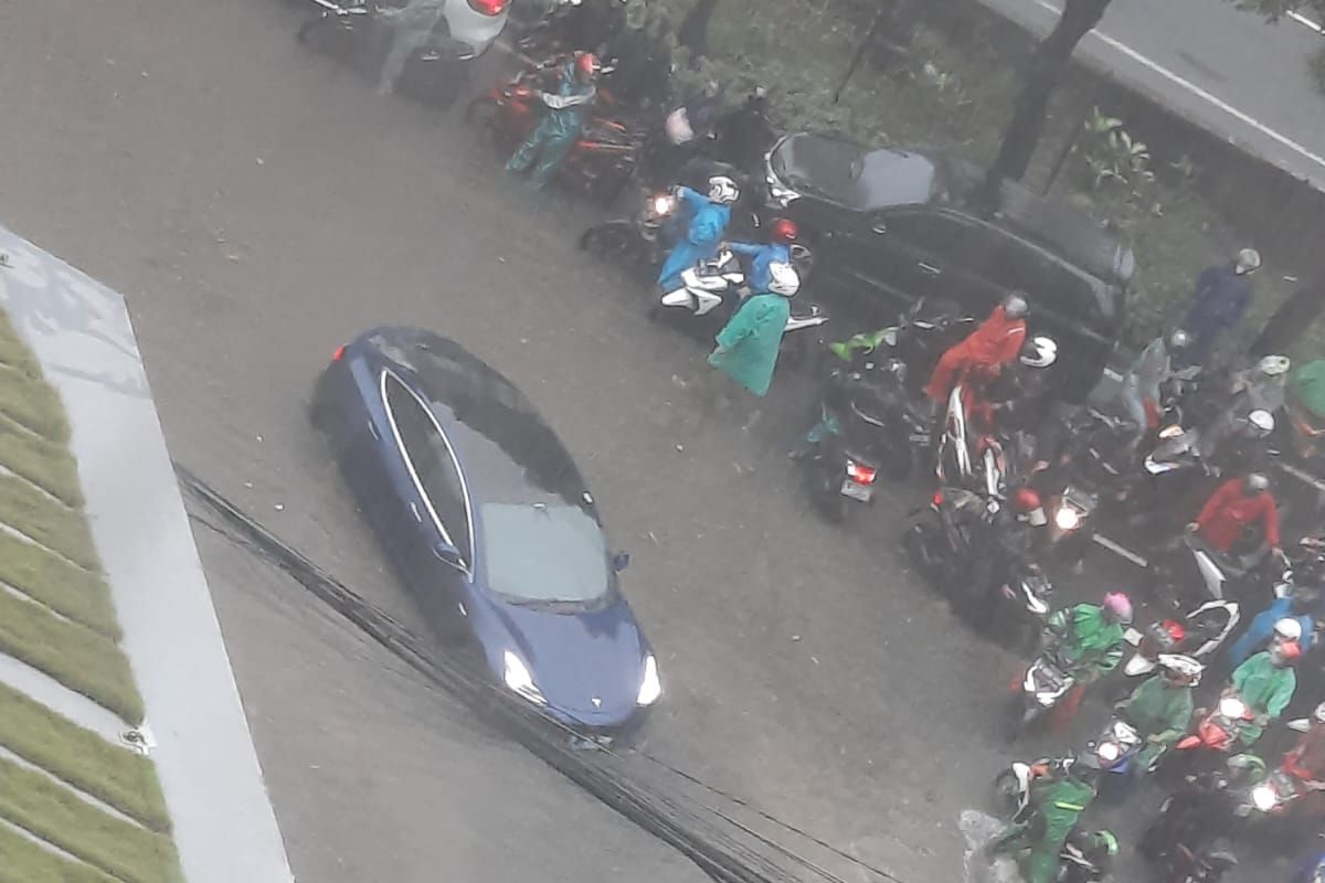 Mobil Tesla terendam banjir di Jakarta