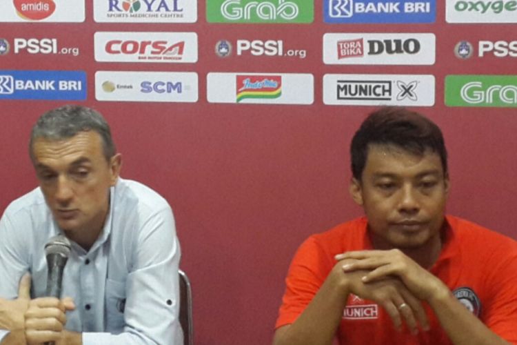 Pelatih Arema FC Milomir Seslija (kiri) bersama Kapten Arema FC Hamka Hamzah saat konferensi pers di Stadion Kanjuruhan, Kabupaten Malang, Minggu (10/2/2019)